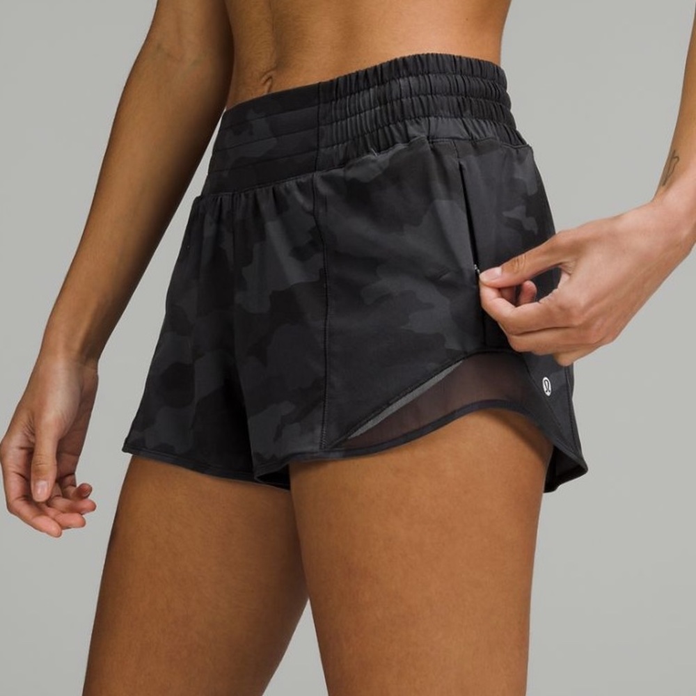 COPY - Lululemon Highrise 2.5 in inseam Hotty Hot Shorts in Dark Camo Size 8